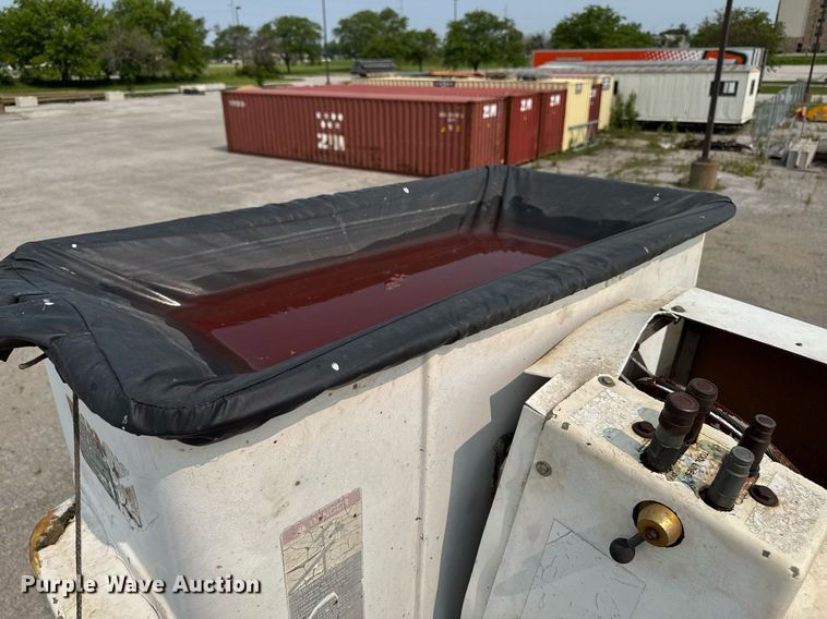 image for item DV2715 2000 GMC C7500 bucket truck