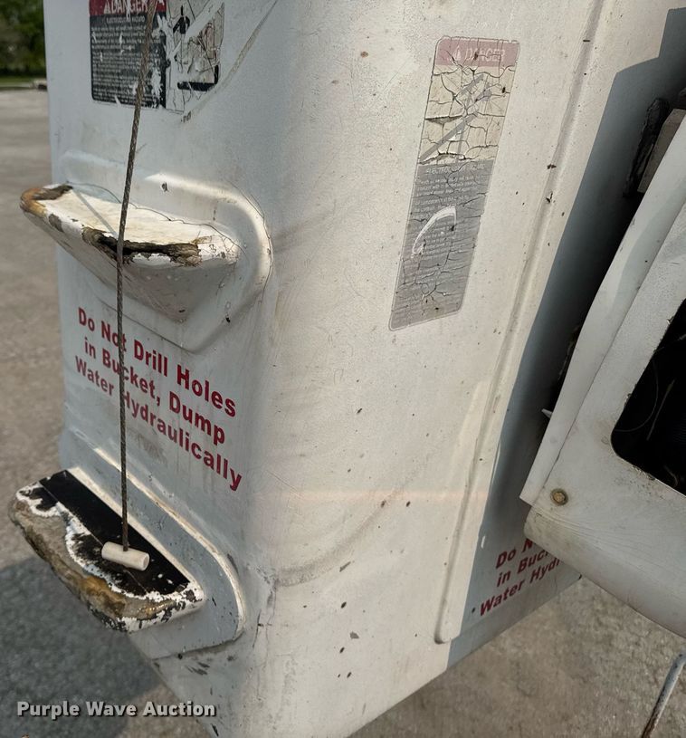 image for item DV2715 2000 GMC C7500 bucket truck