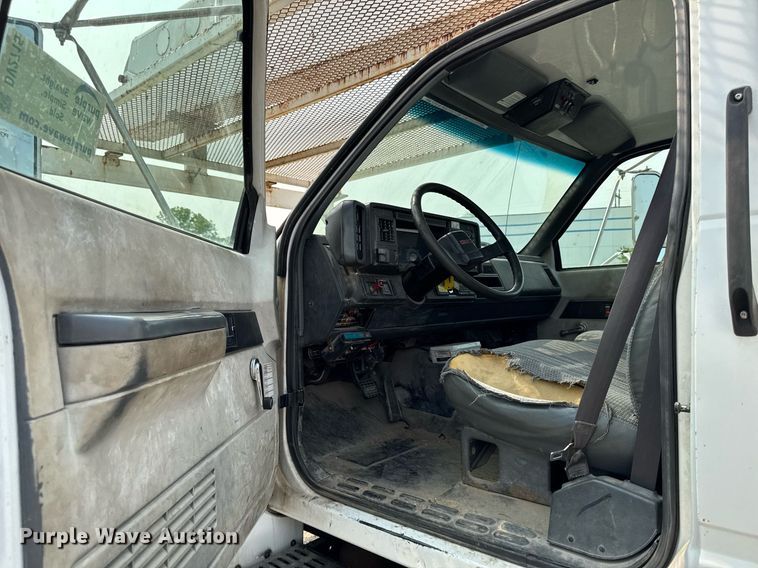 image for item DV2715 2000 GMC C7500 bucket truck