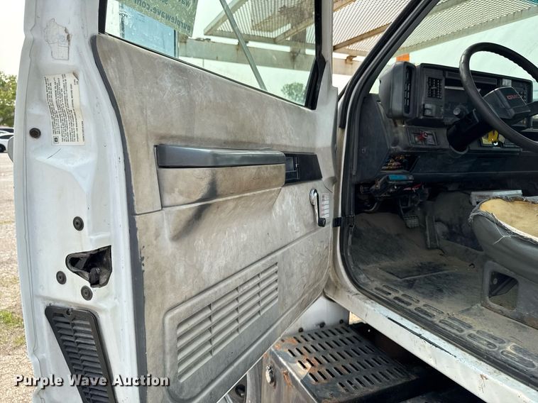 image for item DV2715 2000 GMC C7500 bucket truck