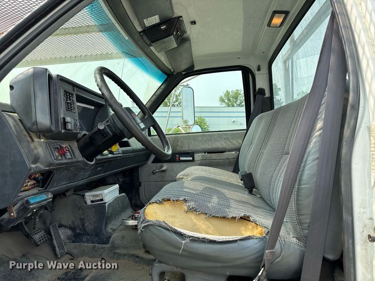 image for item DV2715 2000 GMC C7500 bucket truck