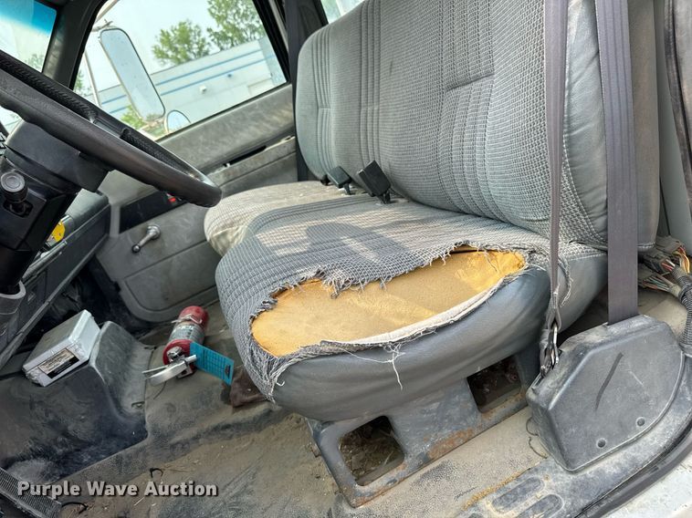 image for item DV2715 2000 GMC C7500 bucket truck