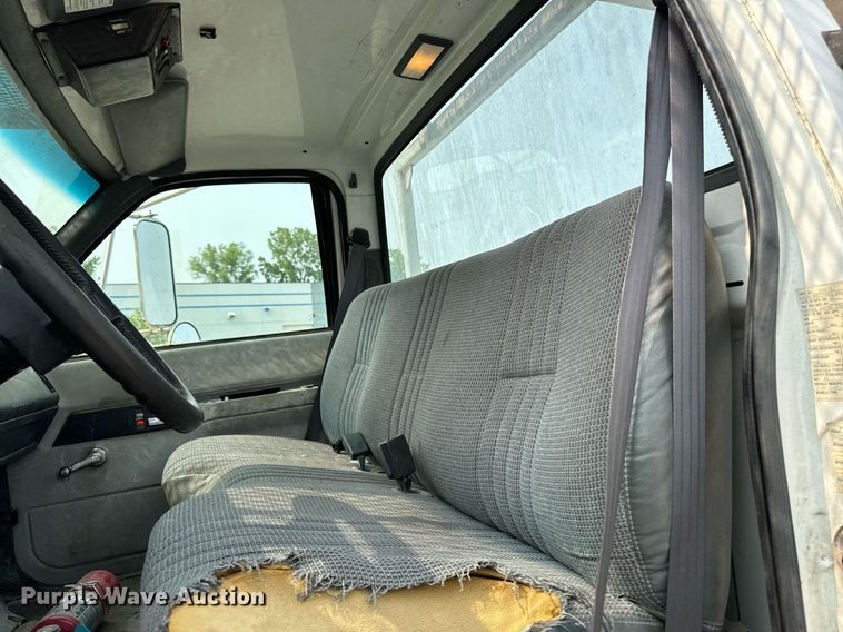 image for item DV2715 2000 GMC C7500 bucket truck