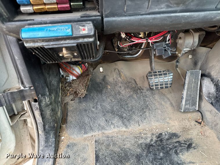 image for item DV2715 2000 GMC C7500 bucket truck