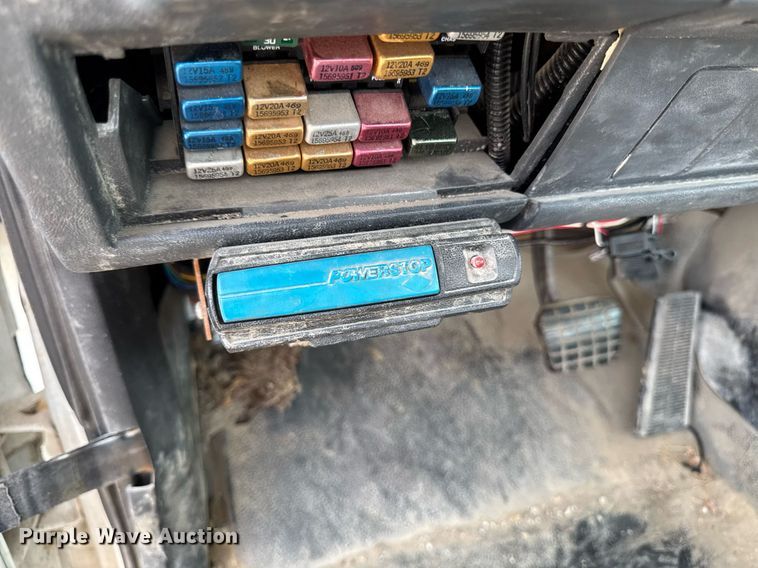 image for item DV2715 2000 GMC C7500 bucket truck