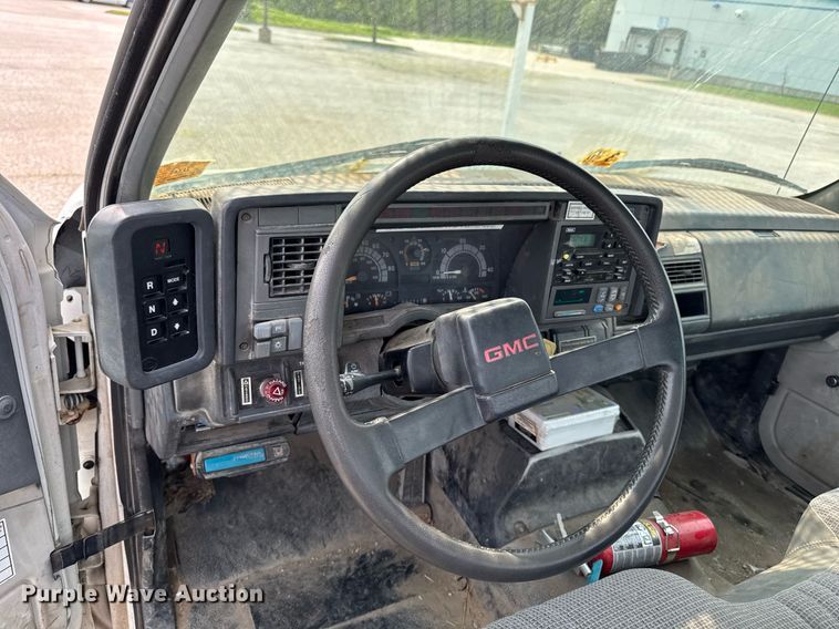 image for item DV2715 2000 GMC C7500 bucket truck