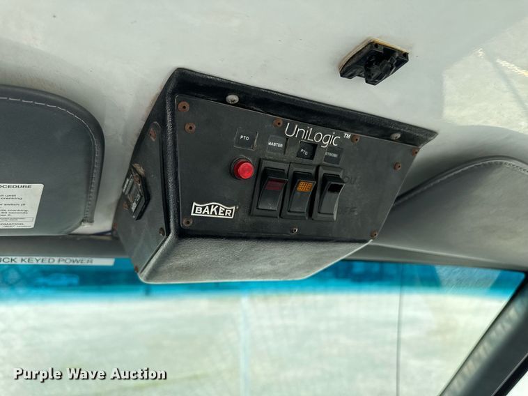 image for item DV2715 2000 GMC C7500 bucket truck