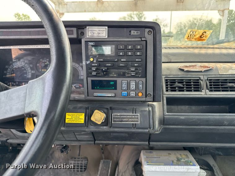 image for item DV2715 2000 GMC C7500 bucket truck