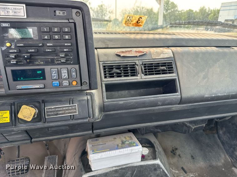 image for item DV2715 2000 GMC C7500 bucket truck