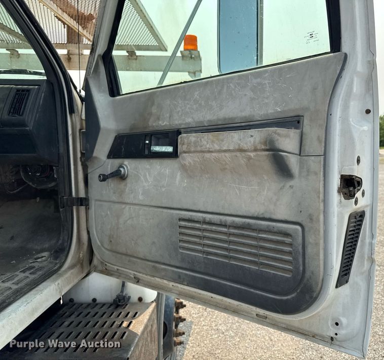 image for item DV2715 2000 GMC C7500 bucket truck