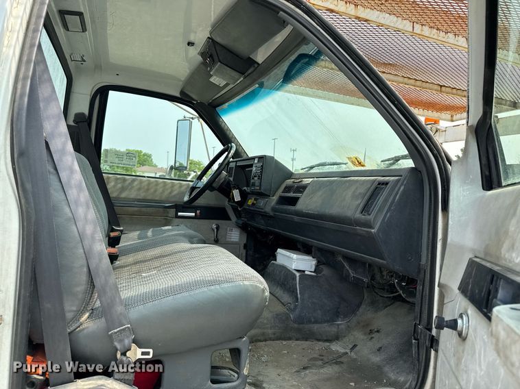 image for item DV2715 2000 GMC C7500 bucket truck