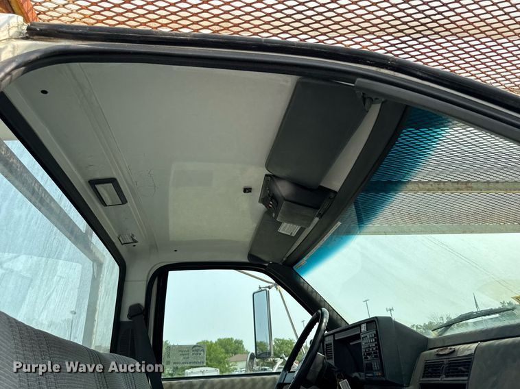 image for item DV2715 2000 GMC C7500 bucket truck