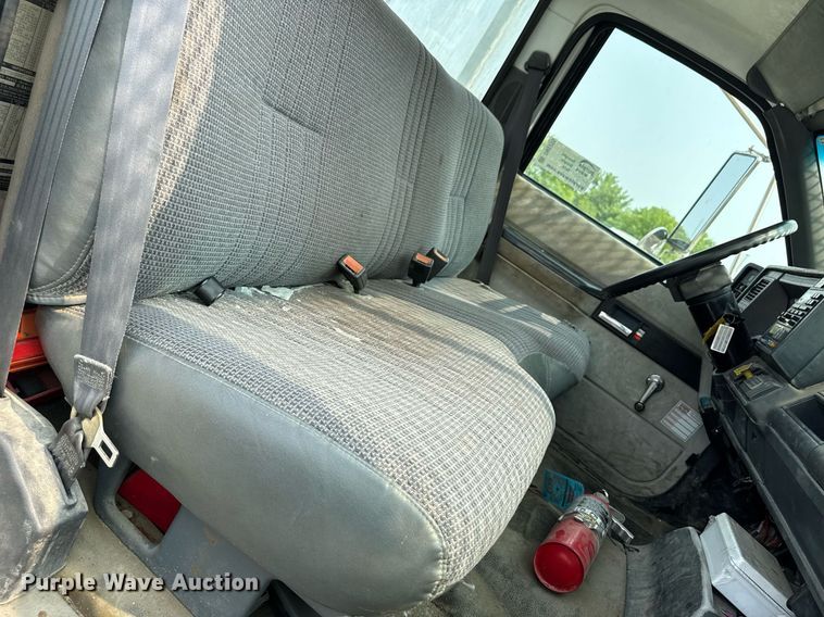 image for item DV2715 2000 GMC C7500 bucket truck