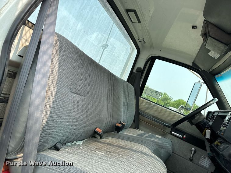 image for item DV2715 2000 GMC C7500 bucket truck