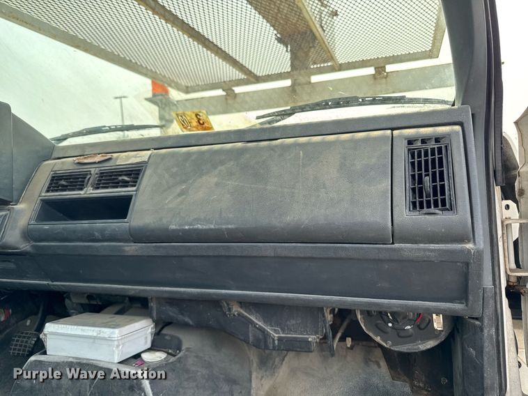 image for item DV2715 2000 GMC C7500 bucket truck