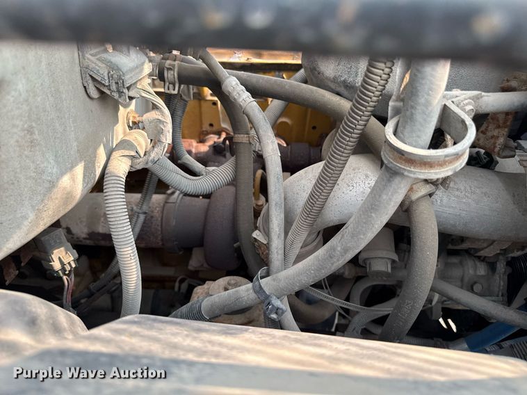 image for item DV2715 2000 GMC C7500 bucket truck