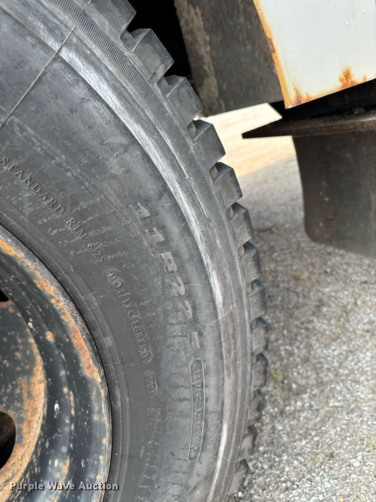 image for item DV2715 2000 GMC C7500 bucket truck