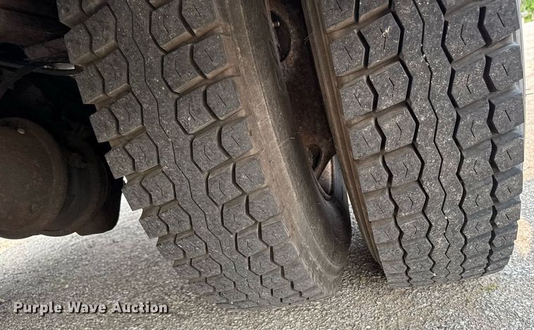 image for item DV2715 2000 GMC C7500 bucket truck