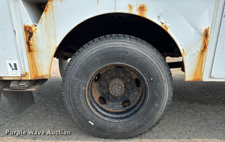 image for item DV2715 2000 GMC C7500 bucket truck