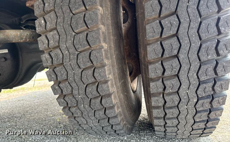 image for item DV2715 2000 GMC C7500 bucket truck