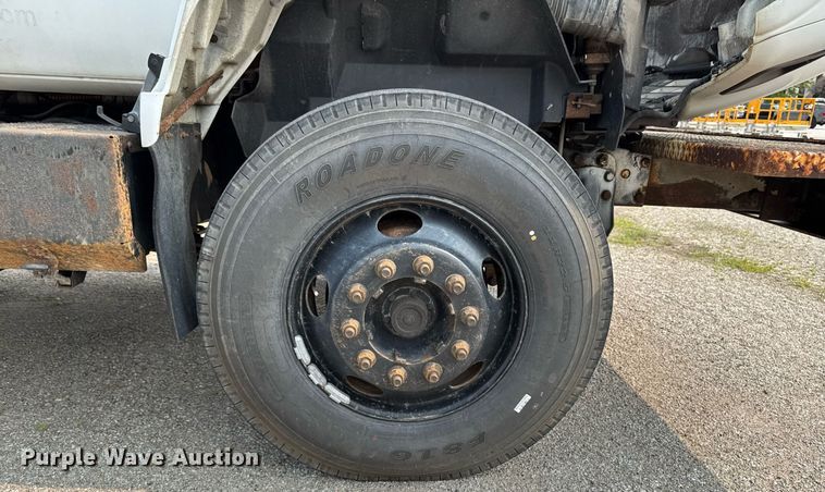 image for item DV2715 2000 GMC C7500 bucket truck