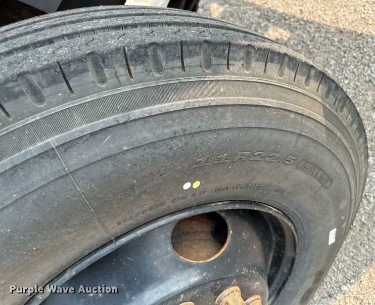 image for item DV2715 2000 GMC C7500 bucket truck