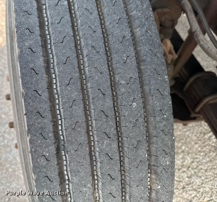 image for item DV2715 2000 GMC C7500 bucket truck