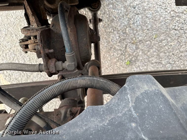 image for item DV2715 2000 GMC C7500 bucket truck