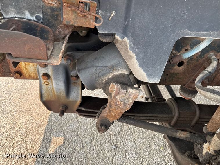 image for item DV2715 2000 GMC C7500 bucket truck