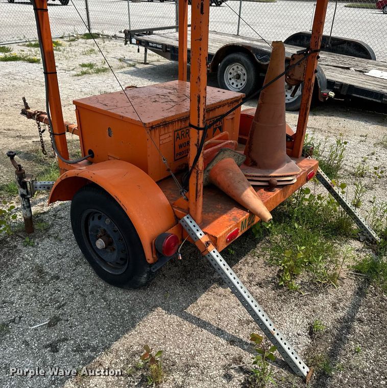 image for item DV2716 Arrowmaster WAAW 25 E S60 arrow board trailer