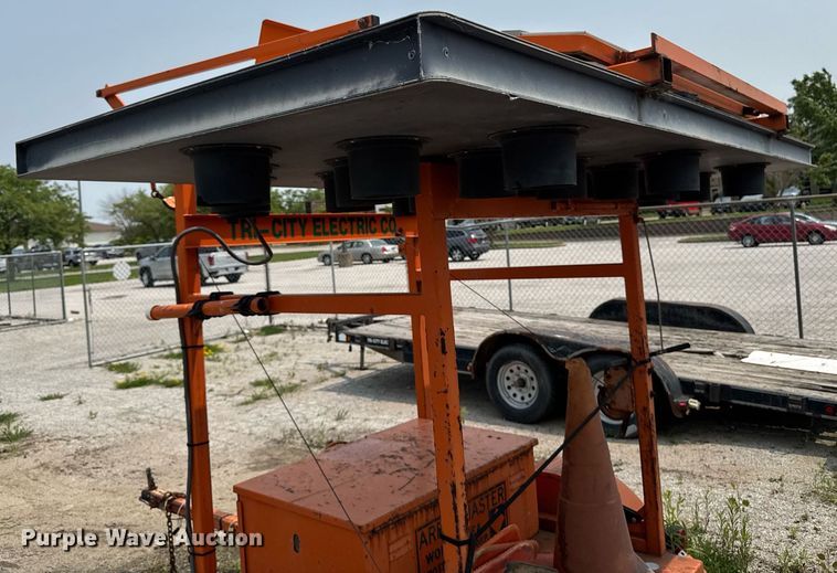 image for item DV2716 Arrowmaster WAAW 25 E S60 arrow board trailer