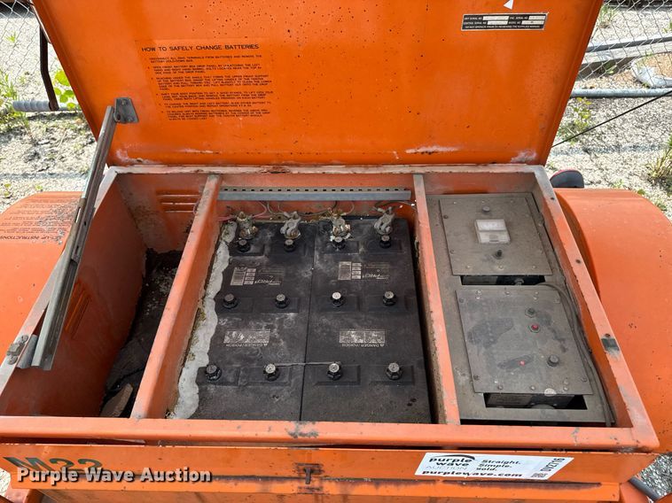 image for item DV2716 Arrowmaster WAAW 25 E S60 arrow board trailer