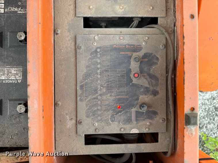 image for item DV2716 Arrowmaster WAAW 25 E S60 arrow board trailer