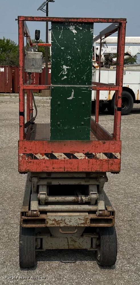 image for item DV2721 1993 Skyjack SJ-3220 scissor lift