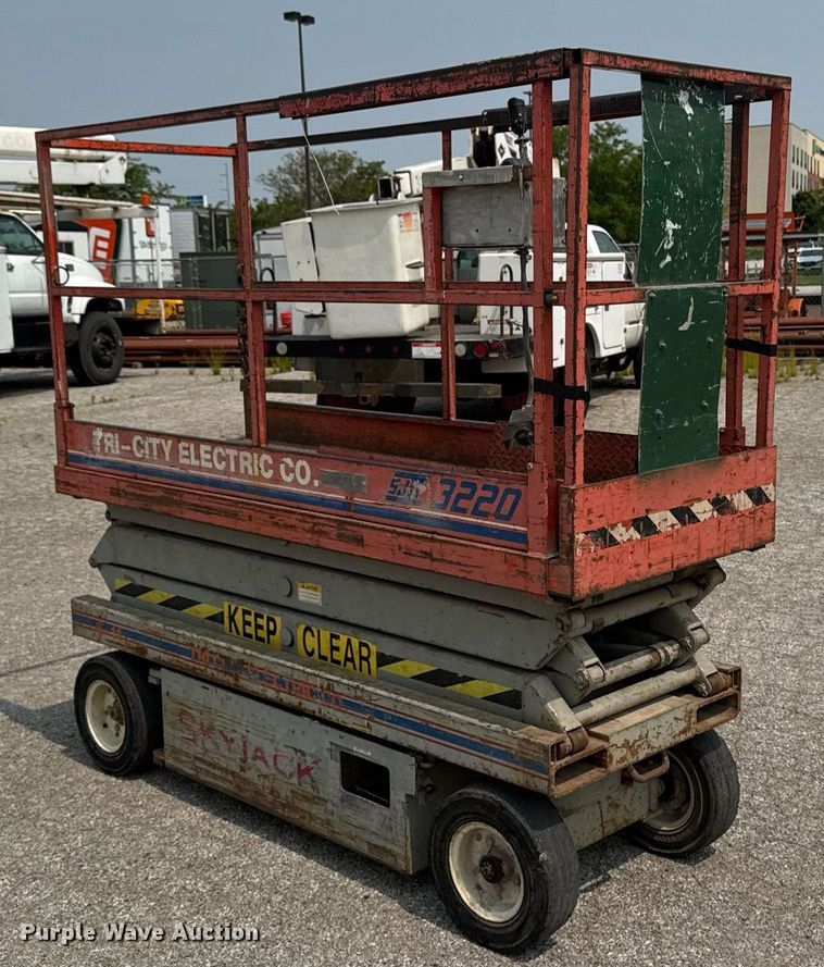 image for item DV2721 1993 Skyjack SJ-3220 scissor lift