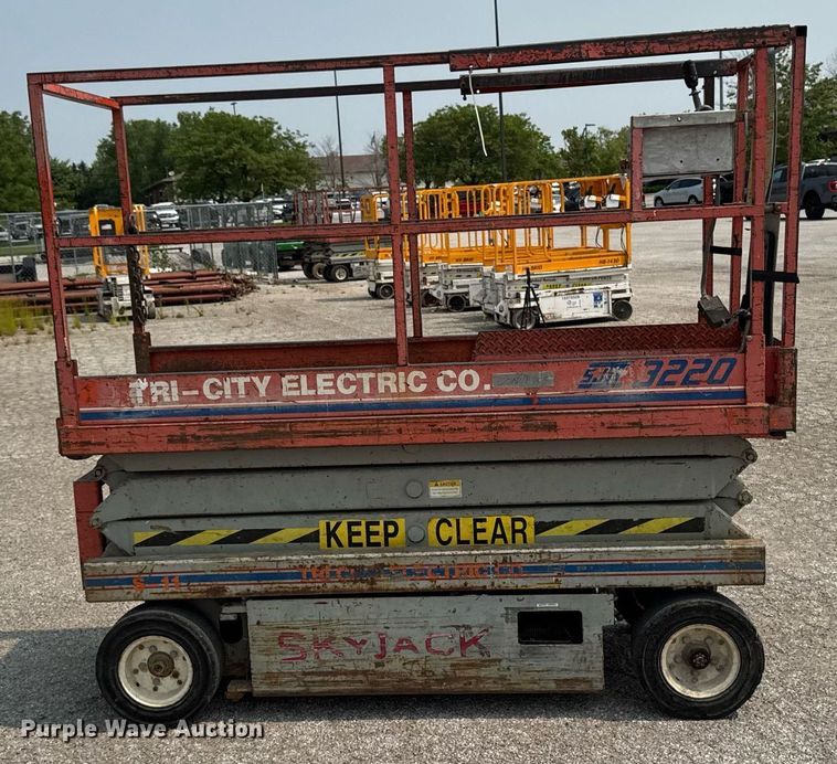 image for item DV2721 1993 Skyjack SJ-3220 scissor lift