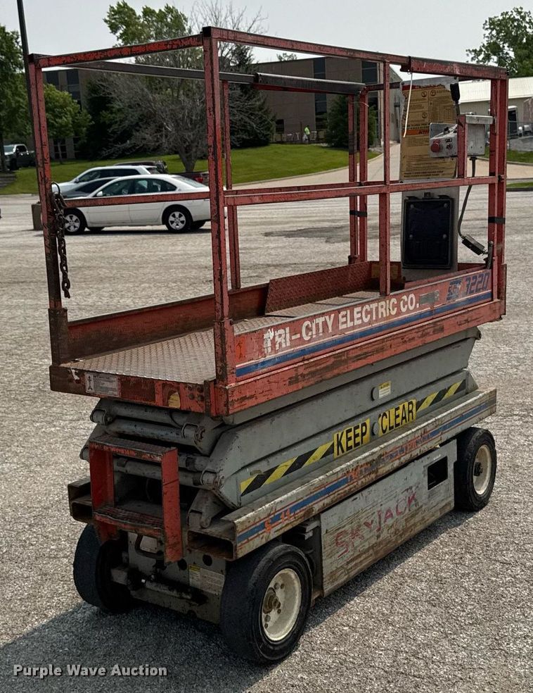 image for item DV2721 1993 Skyjack SJ-3220 scissor lift