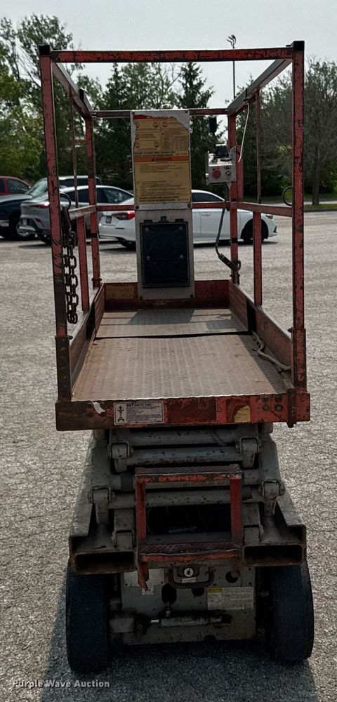 image for item DV2721 1993 Skyjack SJ-3220 scissor lift
