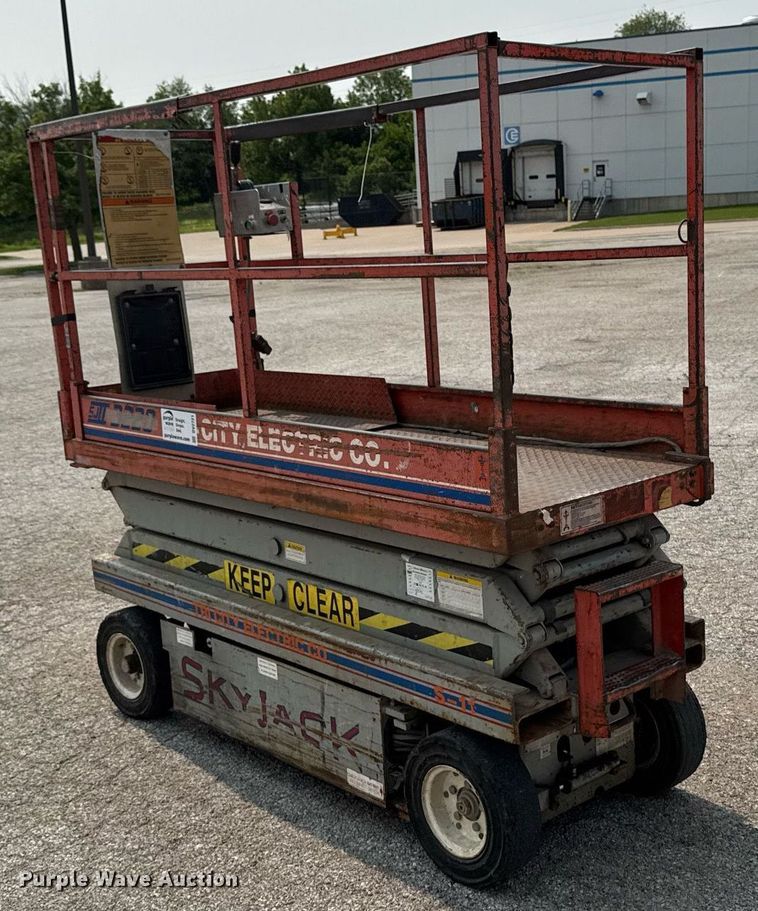 image for item DV2721 1993 Skyjack SJ-3220 scissor lift
