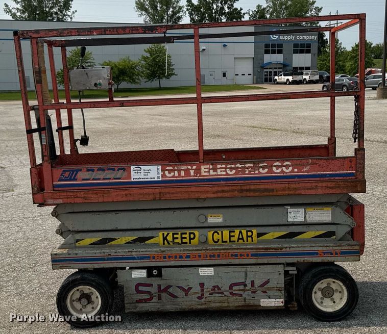 image for item DV2721 1993 Skyjack SJ-3220 scissor lift