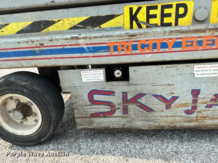 image for item DV2721 1993 Skyjack SJ-3220 scissor lift