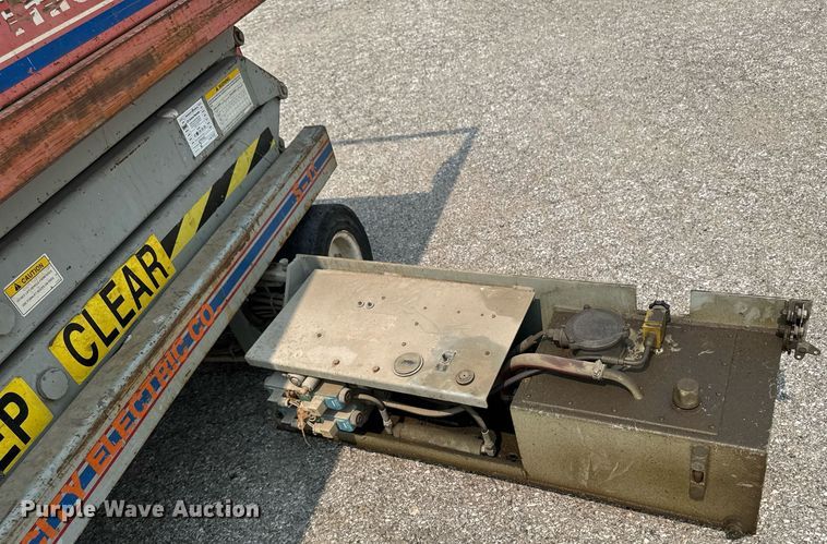 image for item DV2721 1993 Skyjack SJ-3220 scissor lift