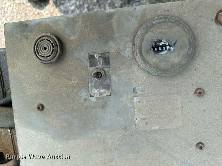 image for item DV2721 1993 Skyjack SJ-3220 scissor lift