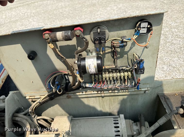 image for item DV2721 1993 Skyjack SJ-3220 scissor lift