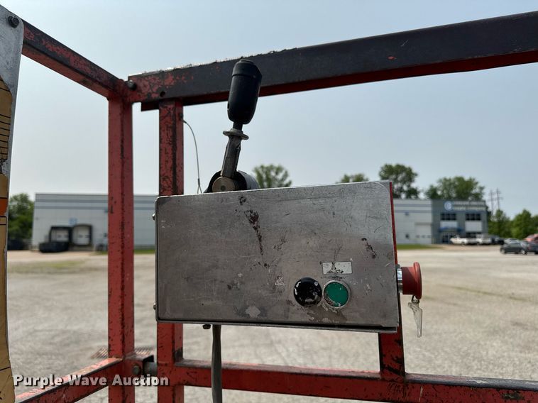 image for item DV2721 1993 Skyjack SJ-3220 scissor lift