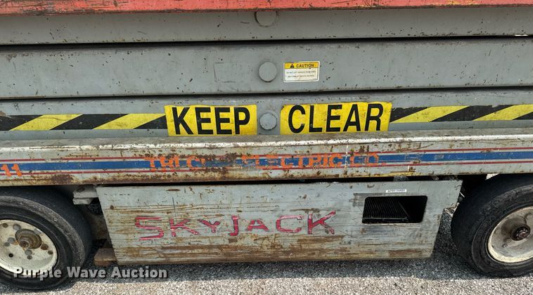 image for item DV2721 1993 Skyjack SJ-3220 scissor lift