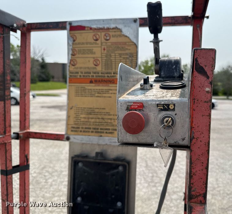 image for item DV2721 1993 Skyjack SJ-3220 scissor lift