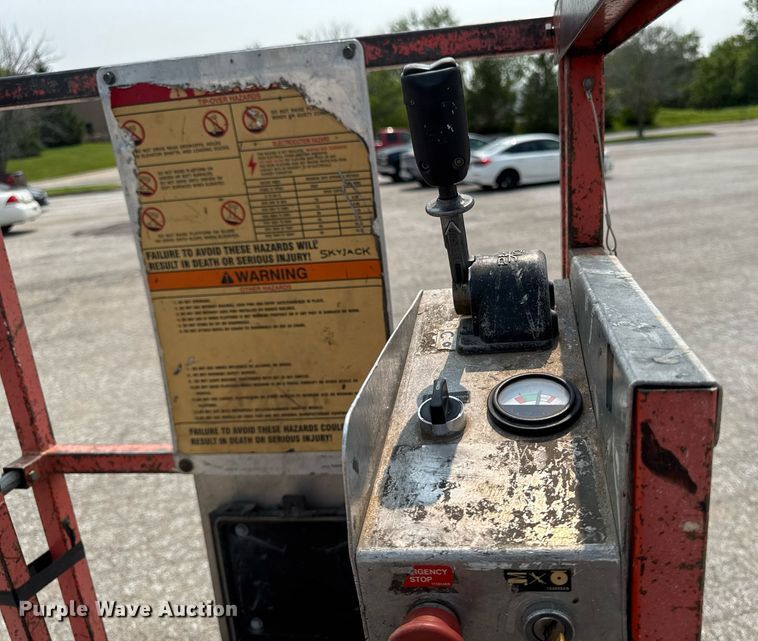 image for item DV2721 1993 Skyjack SJ-3220 scissor lift