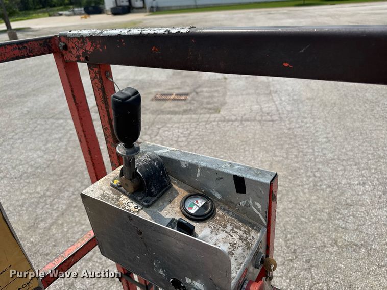 image for item DV2721 1993 Skyjack SJ-3220 scissor lift