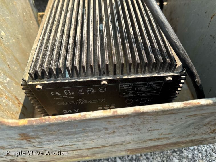 image for item DV2721 1993 Skyjack SJ-3220 scissor lift